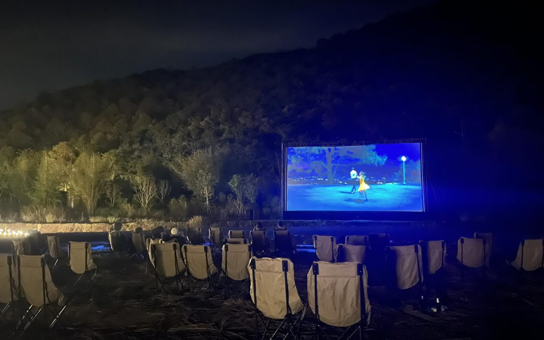 เสน่ห์ “หนังกลางแปลง” ความบันเทิงสุดคลาสสิกที่กลับมาครองใจคนทุกวัย