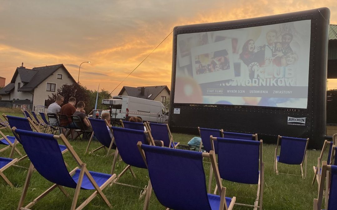 ปลุกตำนานความโรแมนติกใต้แสงดาว: ทำไม “หนังกลางแปลง” ถึงยังครองใจคนทุกยุค